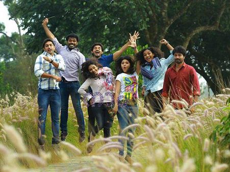 ഗൗതം മേനോന്‍ മാത്രമല്ല! വിനീതും ടൊവിനോയുമുണ്ട് നാമില്‍! ട്രെയിലര്‍ പുറത്ത്! കാണൂ