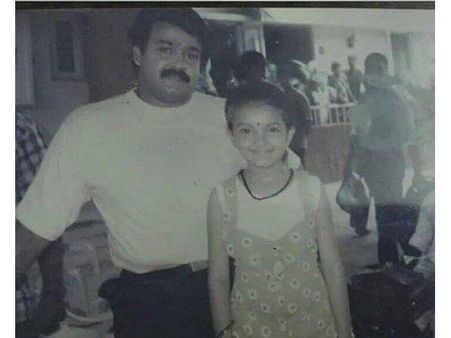 മോഹന്‍ലാലിനോടൊപ്പമുള്ള ഈ താരം ആരാണെന്ന് പറയാമോ? ഹരികൃഷ്ണന്‍സ് ലൊക്കേഷനിലെ ഫോട്ടോയാണിത്!