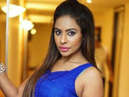 ചൂടന്‍ ചിത്രങ്ങള്‍ക്ക് പിന്നാലെ പ്രമുഖരുടെ ചാറ്റും ശ്രീ പുറത്തുവിട്ടു, സംവിധായകനെതിരെ ഗുരുതര ആരോപണം!