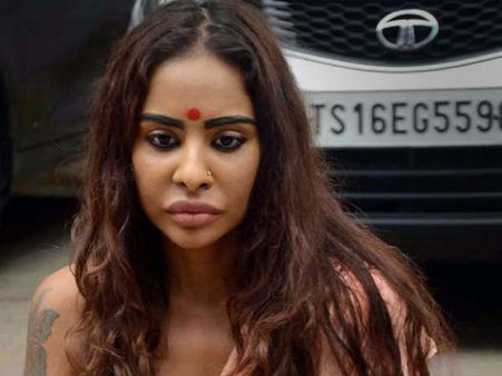 sri: ശ്രീയുടെ ടോപ്‌ലെസ്സ് പ്രതിഷേധത്തിനെതിരെ 'മ'! വീട്ടിൽ നിന്ന് ഇറക്കി വിടുമെന്ന് ഭീഷണി