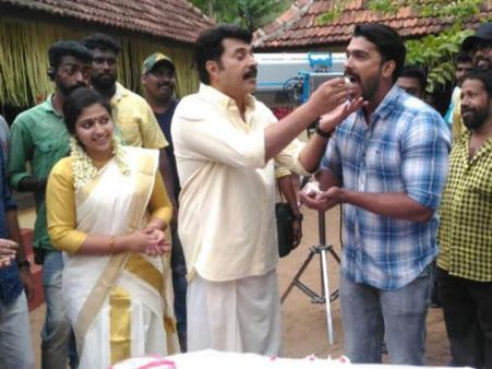 മമ്മൂട്ടിയും അനു സിത്താരയും ചേര്‍ന്ന് വിവേക് ഗോപന് നല്‍കിയ സര്‍പ്രൈസ്, ചിത്രങ്ങള്‍ വൈറലാവുന്നു!