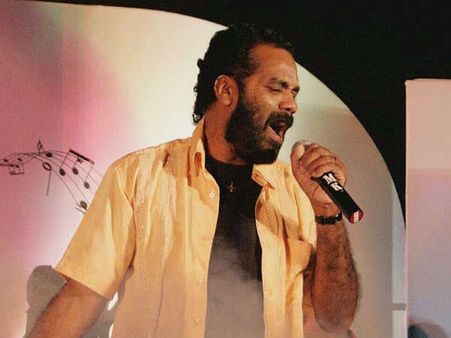 വേദികളെ പ്രകമ്പനം കൊള്ളിച്ച ഗായകനെ ട്രെയിന്‍ തട്ടി മരിച്ച നിലയില്‍ കണ്ടെത്തി