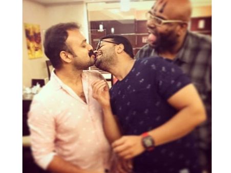 കുഞ്ചാക്കോ ബോബനെ ജയസൂര്യ ലിപ് ലോക്ക് ചെയ്യുന്നോ? അയ്യേ.. എന്തായിത്, ചിത്രത്തിന്റെ സത്യാവസ്ഥ ഇങ്ങനെ!!