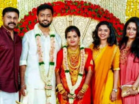 സാരിയില്‍ അതിസുന്ദരിയായി മീനാക്ഷി ഒപ്പം കാവ്യയും ദിലീപും, ലേറ്റസ്റ്റ് ചിത്രം വൈറലാവുന്നു, കാണൂ!