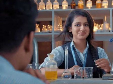 'മുന്നാലെ പോണാലെ' പേളി മാണി തമിഴിലെഴുതി; തരംഗമായി അഡാര്‍ ലവിലെ അഡാറ് ഗാനം