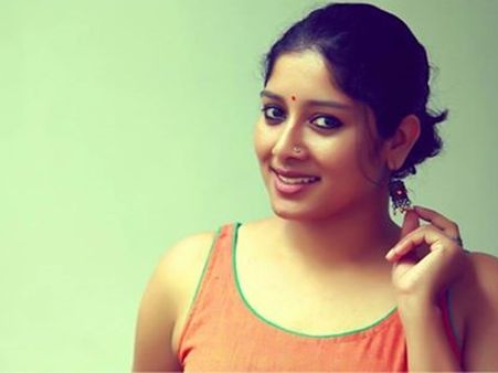 റൊമാന്‍സിന്റെ കാര്യത്തില്‍ ഒരു പോയിന്റ് കൂടുതല്‍ ലാലേട്ടന്! മനസു തുറന്ന് അനുമോള്‍