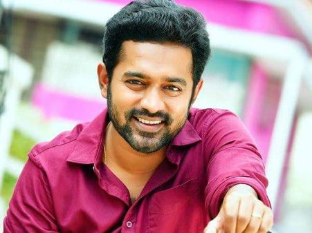 ആരാധകരെ ഞെട്ടിച്ച് തിയ്യേറ്ററിനുള്ളില്‍ ആസിഫ് അലിയുടെ ടിക്കറ്റ് വില്‍പ്പന! വീഡിയോ വൈറല്‍! കാണൂ