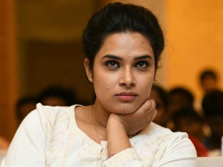 ചോദ്യം തങ്ങളെ ഞെട്ടിച്ചു! മഹാനടി കാണുന്നതിനിടെ നടിയെ തിയേറ്ററിൽ അപമാനിച്ചു! പൊട്ടിക്കര‍ഞ്ഞ് താരം