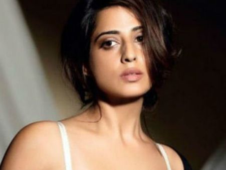 സൽവാറ് വേണ്ട!! നൈറ്റ് ഗൗണിൽ കണ്ടാൽ മതി, സംവിധായകനെ കുറിച്ച് നടി മഹി