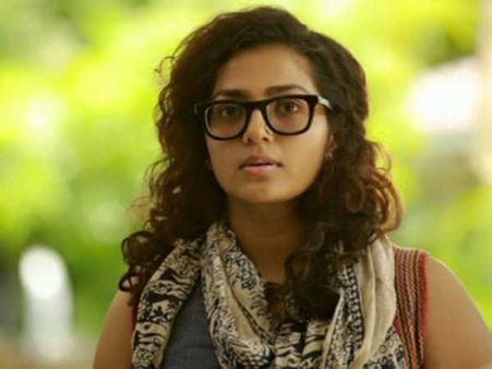 നടി പാര്‍വതിയുടെ കാര്‍ അപകടത്തില്‍!! സംഭവം നടക്കുന്നത് ആലപ്പുഴ കൊമ്മാടിയിൽ
