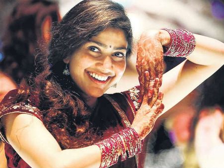 ബാഹുബലിയെ പിന്നിലാക്കി സായി പല്ലവി!! ഹൈലൈറ്റ് താരത്തിന്റെ ഈ കിടിലൻ ഡാൻസ്