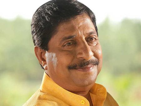 ഫേസ്ബുക്കും തീവണ്ടിയുടെ ശുചിമുറിയും ഒരുപോലെ!! ആർക്കും എന്തും പറയാം, വിമർശനവുമായി ശ്രീനിവാസൻ