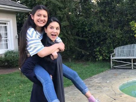 സണ്ണിയുടെ തോളിൽ ഇരിക്കുന്ന കുട്ടി ആരാണെന്ന് അറിയാമോ!! മകൾ നിഷയോ? ഇവർ തമ്മിൽ ഒരു ബന്ധമുണ്ട്