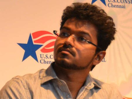 കയ്യിൽ പിടിച്ചോട്ടെയെന്ന് മലയാളി ആരാധിക!! വിജയ് ചെയ്തത് എന്താണെന്ന് അറിയാമോ? കാണൂ