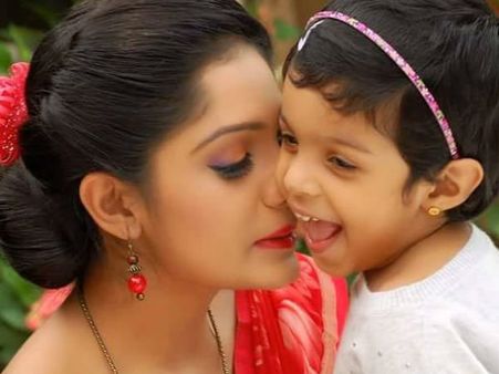 യഥാര്‍ത്ഥത്തില്‍ ആര്യ ഇങ്ങനെയാണ്, 'റോയയുടെ സൂപ്പര്‍ മം', മണ്ടത്തരവും അമളിയും സ്‌ക്രീനില്‍ മാത്രം!!!