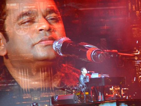 ജനങ്ങളുടെ മനസിലും ശരീരത്തിലും സംഗീതത്തിന്റെ ലഹരി നിറച്ച് എആർ റഹ്മാൻ , പരിപാടി ഗംഭീരം