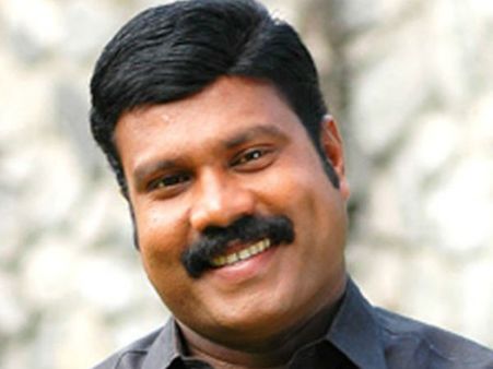 അച്ഛനും അമ്മയും മരിച്ചപ്പോൾ കൂടെ നിന്നത് മണിച്ചേട്ടൻ!! പരിസരം മറന്ന് പൊട്ടിക്കരഞ്ഞ് നടി, കാണൂ