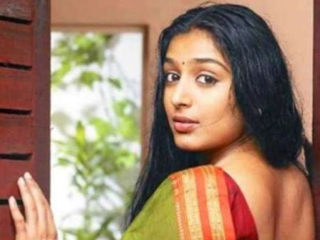മഞ്ജുവിനും കൂട്ടർക്കും മാത്രമല്ല പ്രതികരിക്കാൻ ധൈര്യം!! അമ്മയുടെ നയത്തിനെതിരെ തുറന്നടിച്ച് നടി