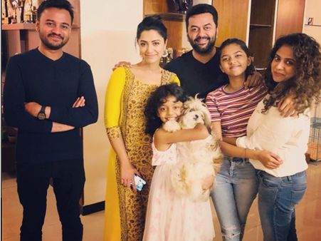 മംമ്തയുടെ പാട്ടിന് പ്രാര്‍ത്ഥന ഇന്ദ്രജിത്തിന്റെ ഗിറ്റാര്‍ വായന! പാട്ട് സോഷ്യല്‍ മീഡിയയില്‍ വൈറല്‍!!