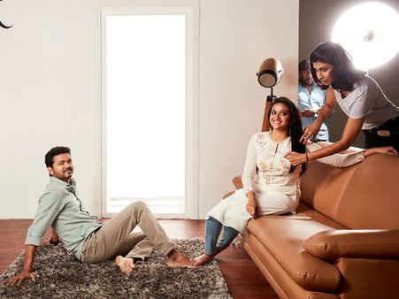 വിജയ് യെ താഴെ ഇരുത്തി കീര്‍ത്തി സോഫയില്‍ ഇരുന്നു, ഫാന്‍സ് കലിപ്പില്‍!!