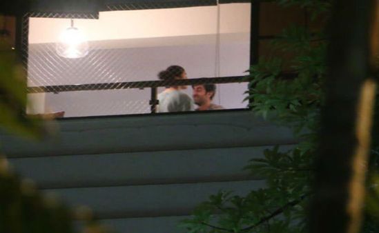 രാത്രിയിൽ ബാൽക്കണിയിൽ ആലിയയും രൺബീറും!! കൂടെ മറ്റൊരാളും, നടിയുടെ വീട്ടിൽ നിന്നുള്ള ചിത്രം പുറത്ത്