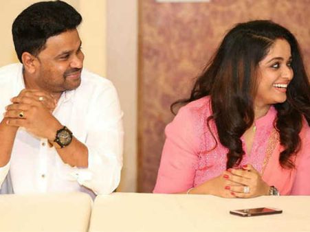 മുംബൈ നഗരത്തിൽ ദിലീപും കാവ്യ മാധവനും!! കൂടെ പ്രിയ സുഹൃത്തും, താരങ്ങളുടെ ചിത്രം കാണാം