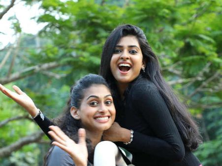 പാട്ട് പൊളിച്ചു! എന്നാലും ശരതിലെ ‘തുള്ളി മഴ വെള്ളം തെന്നി ഒഴുകുമ്പോൾ’ മനോഹരമായ ഗാനം പുറത്ത്,കാണാം