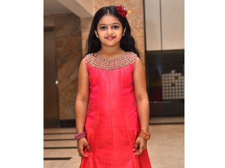 ഷൂട്ടിങ്ങിനിടയില്‍ മഴയെത്തിയപ്പോള്‍ എല്ലാവരും കണ്ടംവഴി ഓടി! അക്ഷര കിഷോര്‍ ചെയ്തതോ? വീഡിയോ വൈറല്‍!