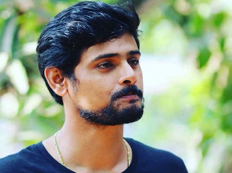 തുടയിൽ കൈവച്ച് എന്ത് തരുമെന്ന് സംവിധായകൻ!! യുവനടൻ കൊടുത്തത്, ഇതാണ് കട്ട ഹീറോയിസം!!