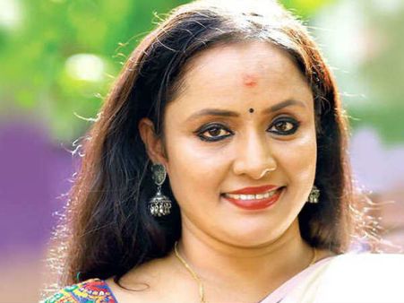 ഉപ്പും മുളകും സംവിധായകന് കിട്ടിയത് എട്ടിന്റെ പണി!! നീലുവിനെ കൊണ്ടു വന്നില്ലെങ്കിൽ ഇനി പണി പാളും