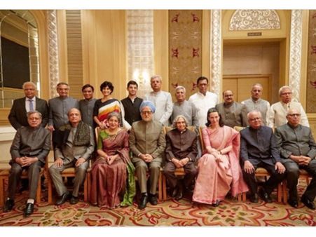 ഒരൊറ്റ ഫ്രെയിമില്‍ എല്ലാവരും!ദി ആക്‌സിഡന്റല്‍ പ്രൈം മിനിസ്റ്ററിന്റെ പോസ്റ്റര്‍ വൈറലാവുന്നു !!