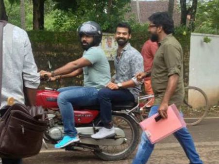 പ്രണവിന്റെ പുതിയ ലുക്ക് പൊളിച്ചു!! അരുൺ ഗോപിയുടെ ഇരുപത്തിയൊന്നാം നൂറ്റാണ്ട് കലക്കും