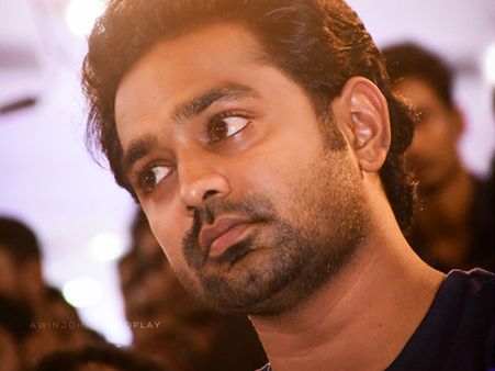 ബ്രഡും വെള്ളവും കൊടുത്തപ്പോള്‍ കരച്ചിലോടെ നന്ദി! ക്യാംപിലെ അവസ്ഥയെക്കുറിച്ച് ആസിഫ് അലി!