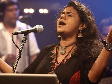 'നാമൊന്നല്ലേ നമ്മൊളന്നല്ലേ'! കേരള ജനതയ്‌ക്കൊരു ഉണര്‍ത്തുപാട്ടുമായി രശ്മി സതീഷ്! കാണൂ