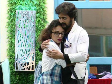 ആശ്വാസത്തിനായി ആ നെഞ്ചിലേക്ക് വീണു! ശ്രീനിയെ കെട്ടിപ്പിടിച്ച് പൊട്ടിക്കരഞ്ഞ് പേളി! പ്രണയ നിമിഷങ്ങള്‍