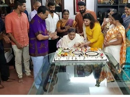 സുചിത്ര കേക്ക് മുറിപ്പിച്ചു! അരികില്‍ മോഹന്‍ലാലും പ്രണവും! താരമാതാവിന്റെ പിറന്നാള്‍ ചിത്രം കാണാം..