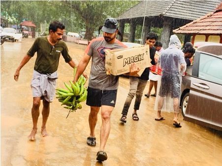രക്ഷാപ്രവര്‍ത്തനത്തില്‍ ടൊവിനോയുടെ മാസ്! വീട് തുറന്ന് കൊടുത്തും, ക്യാംപുകളില്‍ സഹായകനായും താരമെത്തി!
