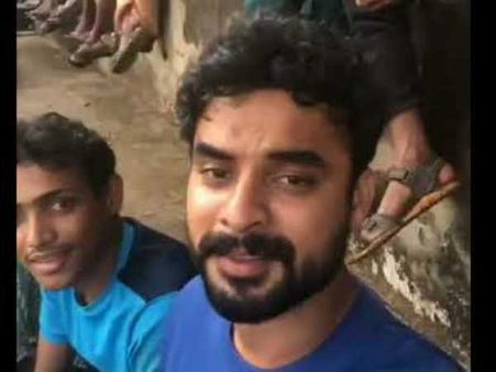 നൂറ് പശുക്കളും ഒരു മനുഷ്യനും'!! ഇതൊന്നും കാണുന്നില്ലല്ലോ അല്ലേ, കേന്ദ്രത്തെ ട്രോളി ടൊവിനോ