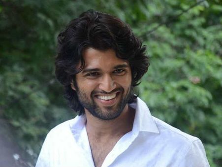 ഇദ്ദേഹത്തിന് കൊടുക്കണം കൈയടി!! ദുരിതാശ്വാസ നിധിയിലേക്ക് അഞ്ച് ലക്ഷം സംഭാവന നൽകി യുവനടൻ