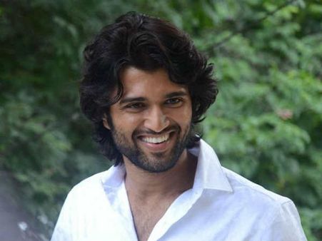 ഗീതാ ഗോവിന്ദം തിയേറ്ററുകളിൽ തകർക്കുന്നു, വിജയ് ദേവരകൊണ്ട എവിടെയാണെന്ന് അറിയാമോ...