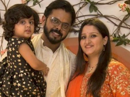 വേദിയില്‍ പൊട്ടിക്കരഞ്ഞ ഭാര്യയെ ചേര്‍ത്തുപിടിച്ച് ശ്രീശാന്ത്! ബിഗ് ബോസിലെ നാടകീയ നിമിഷങ്ങള്‍ ഇങ്ങനെ!