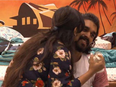 ഷിയാസും അതിഥിയും തമ്മിൽ പ്രണയം?ഷിയാസിനു മുന്നിൽ മനസ്സ് തുറന്ന് അതിഥി, വീഡിയോ കാണാം