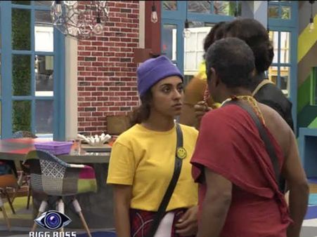 ആദ്യം തക്കാളിക്കറി ഇപ്പോൾ മൈദ!! ബിഗ്ബോസ് ഹൗസിൽ ഭക്ഷണം വില്ലനാകുന്നു, പേളിയും സുരേഷും മുഖാമുഖം