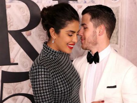 സുഹൃത്തുക്കൾ വഴി പരിചയപ്പെട്ടു! ചാറ്റിങ്ങിലായിരുന്നു തുടക്കം, പിന്നെ, പ്രിയങ്ക-നിക്ക് പ്രണയകഥ ഇങ്ങനെ