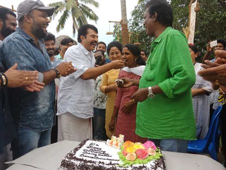 മമ്മൂട്ടി സലീം കുമാറിനെ ഞെട്ടിച്ചു! മധുരരാജ ലൊക്കേഷനിലെ ആഘോഷ ചിത്രങ്ങള്‍ വൈറലാവുന്നു! കാണൂ!