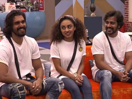 പേളിയുടെയും സുരേഷിന്റെയും വഴക്കിനിടയില്‍പ്പെട്ട ശ്രീനിയും ഷിയാസും! പരിഹരിക്കാന്‍ പോയവരും പിണങ്ങി?