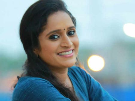 പ്രശസ്തമായ എന്റെ കണക്കിന്റെ മാർക്ക്!! പത്താം ക്ലാസിലെ ഉത്തര കടലാസുമായി സുരഭി ലക്ഷ്മി, വീഡിയോ കാണൂ