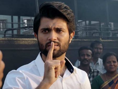 മലയാളികളെ ഞെട്ടിച്ച് വിജയ് ദേവരകൊണ്ട!! ‘നോട്ടയുടെ’ ട്രെയിലറിലും കേരളവും പ്രളയവും, വീഡിയോ കാണാം