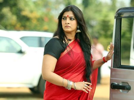 സമൂഹത്തില്‍ മാന്യന്‍മാരെന്ന് തോന്നിപ്പിച്ച പലരും അങ്ങനെയല്ലെന്ന് തെളിഞ്ഞു: വരലക്ഷ്മി ശരത്കുമാര്‍