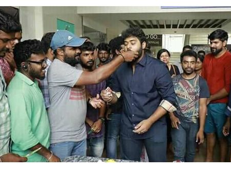 സൂത്രക്കാരന്‍ സിനിമയുടെ സെറ്റില്‍ പിറന്നാളാഘോഷിച്ച് ഗോകുല്‍ സുരേഷ്! ചിത്രങ്ങള്‍ കാണാം